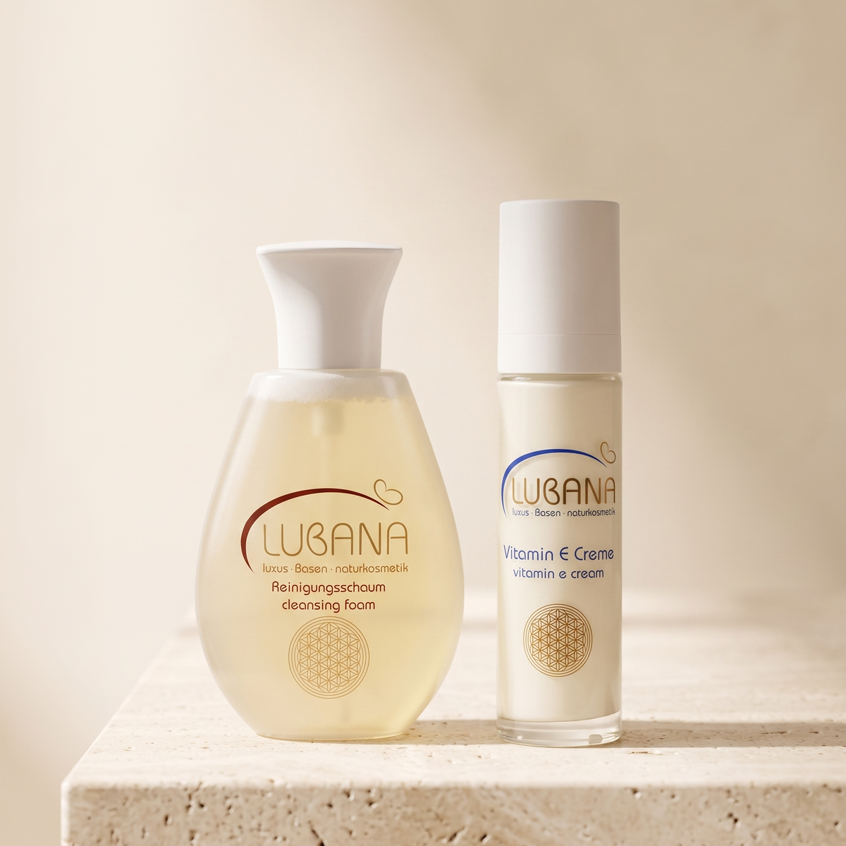 LUBANA Basis-Duo Set – zwei aufeinander abgestimmte Pflegeprodukte nebeneinander auf hellem, ruhigem Travertin. Basische Gesichtspflege bei pH 7,6.