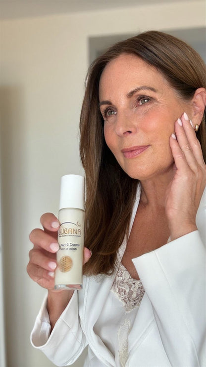 Anwenderin hält die LUBANA Vitamin-E-Creme – basische Hautpflege für reife Haut