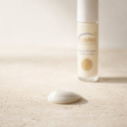 Cremige, glatte Textur der LUBANA Vitamin-E-Creme mit Flasche im Hintergrund